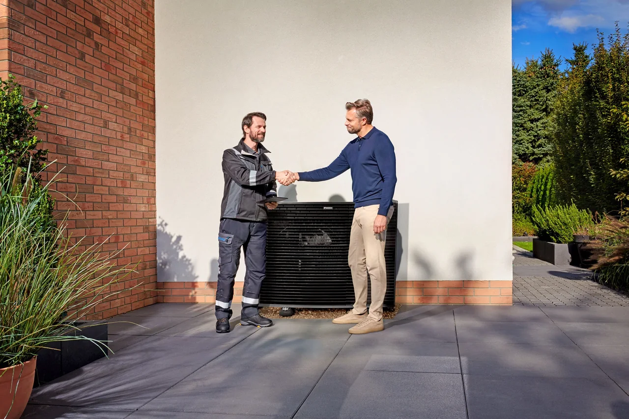Vonkajšia jednotka Daikin Altherma 4 pri dome